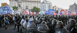Mitglieder der argentinischen Nationalgendarmerie (GNA) geraten vor dem Kongress mit Demonstranten aneinander, während die Gesetzgeber am 1. Februar 2024 in Buenos Aires debattieren.