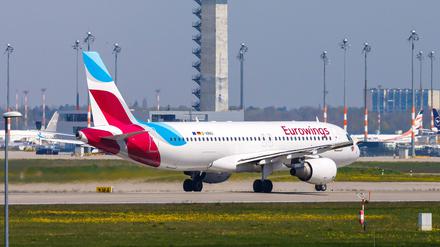 Flughafen BER DEU/Deutschland/Brandenburg/Selchow, 21.04.2023, Ein Passagierflugzeug der Fluggesellschaft EurowingsAirbus A320-200 / D-ABNU landet auf dem BER Flughafen Berlin Brandenburg Willy Brandt in SchÃ¶nefeld. *** BER Airport DEU Germany Brandenburg Selchow, 21 04 2023, A passenger plane of the airline Eurowings Airbus A320 200 D ABNU lands at the BER Airport Berlin Brandenburg Willy Brandt in Schoenefeld. AF_BER_41000.jpeg