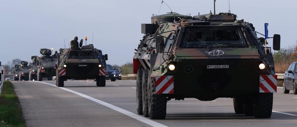 Militärfahrzeuge der Bundeswehr auf der Autobahn.