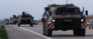 Militärfahrzeuge der Bundeswehr auf der Autobahn.