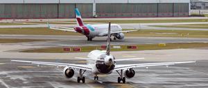 Am Hamburger Flughafen bleiben auch am Freitag Flugzeuge am Boden.