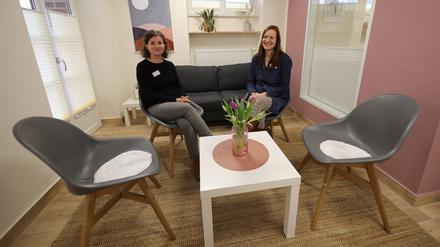 Anja Gebert (Leiterin) und Carolin Wiehler (Fachkraft) in der Beratungsstelle.