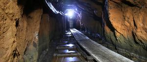 Ein Bergmann geht am 27.10.2016 in 280 Metern Tiefe durch den Rothschönberger Stollen unter Freiberg (Sachsen). (Symbolbild)