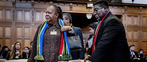 Südafrikas Außenministerin Naledi Pandor and Vusimuzi Madonsela, Pretorias Botschafter in der Niederlande, stehen im Internationalen Gerichtshof. 