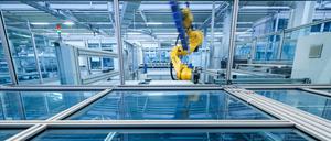 Ein Roboter der Heckert Solar GmbH arbeitet an der Lötstation der hochautomatisierten Fertigungslinie für Solarmodule. 