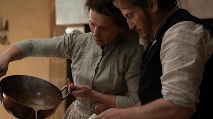 In der Küche sind Dodin (Benoît Magimel) und Eugénie (Juliette Binoche) ein eingespieltes Team.