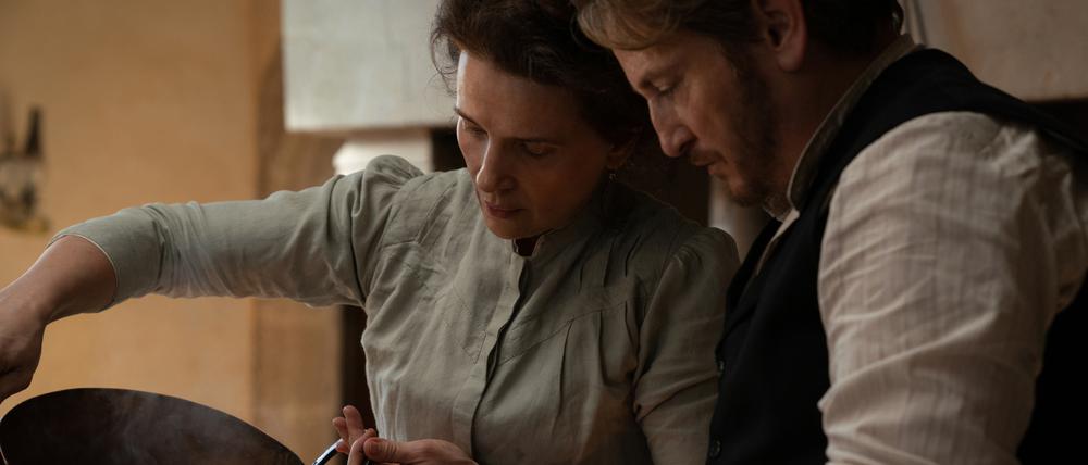 In der Küche sind Dodin (Benoît Magimel) und Eugénie (Juliette Binoche) ein eingespieltes Team. 