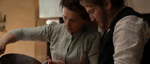 In der Küche sind Dodin (Benoît Magimel) und Eugénie (Juliette Binoche) ein eingespieltes Team. 