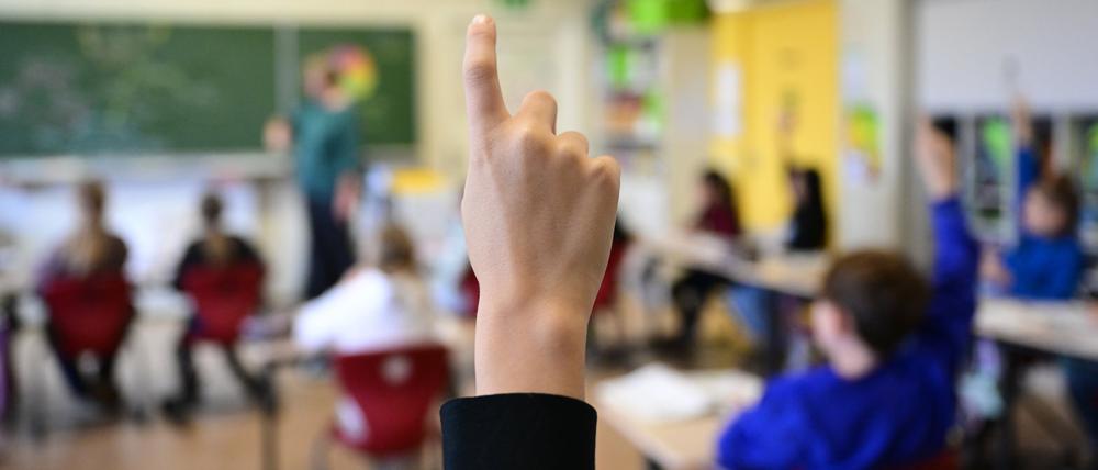 Schüler melden sich in einer vierten Klasse in einer Grundschule in Stuttgart. 