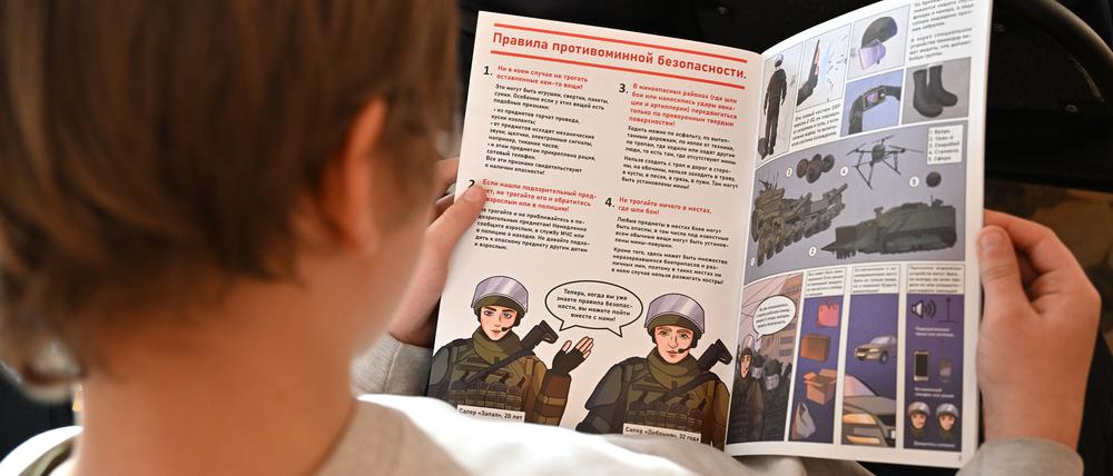 In der Luhansker Volksrepublik besucht ein Kind einen Minenaufklärungskurs in einer Schule.