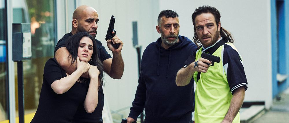 Stulle (Frederick Lau, re.), Keko (Kida Khodr Ramadan, 2. v. re.) und Barro (Veysel Gelin, li.) nutzen die Geisel Vanessa (Ruby O. Fee) als Schutzschild.