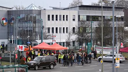 Zur Kundgebung vor dem ViP-Betriebshof in der Fritz-Zubeil-Straße kamen rund 100 Menschen. Vorbeifahrende Autos signalisierten teils per Hupe Solidarität.