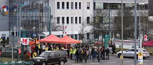 Zur Kundgebung vor dem ViP-Betriebshof in der Fritz-Zubeil-Straße kamen rund 100 Menschen. Vorbeifahrende Autos signalisierten teils per Hupe Solidarität.