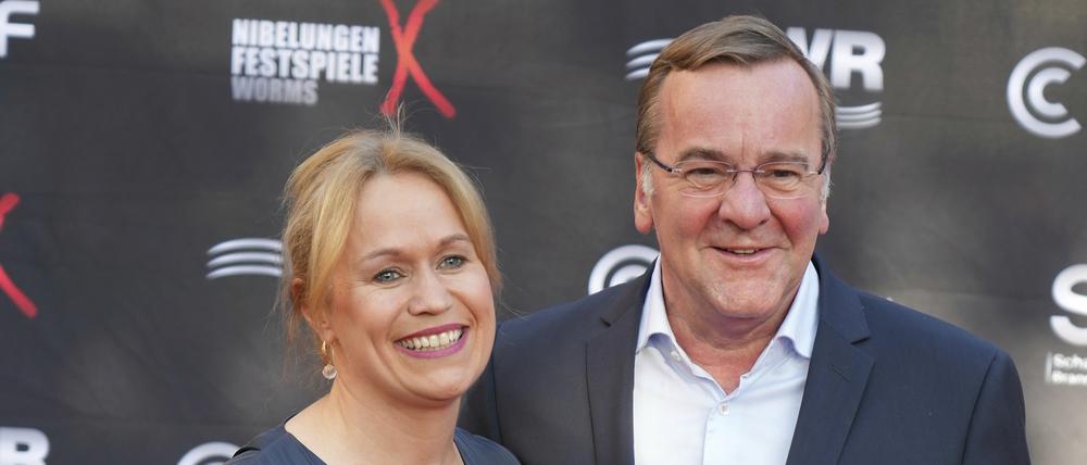 Boris Pistorius an der Seite von Julia Schwanholz bei der Premiere der Nibelungen Festspiele in Worms im Juli vergangenen Jahres.