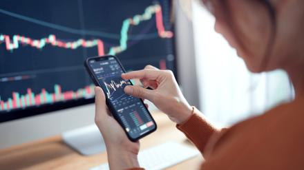 Das Internet hat es enorm ermöglicht, als Privatanleger:in mit mehr Wissen denn je an der Börse zu handeln.