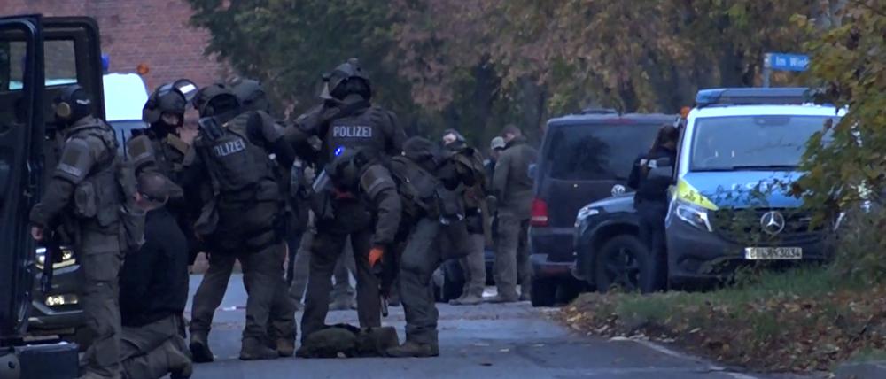 ARCHIV - 11.11.2023, Brandenburg, Vieritz: Ein Spezialeinsatzkommando der Polizei bereitet sich auf den Einsatz vor. Ein Mann hatte sich  in einem Haus verschanzt und sich mehrere Schusswechsel mit der Polizei geliefert. Der Mann wurde schließlich tot gefunden. (zu dpa: «Nach SEK-Einsatz in Vieritz dauern Ermittlungsverfahren an») (zu dpa: «Nach SEK-Einsatz in Vieritz dauern Ermittlungsverfahren an») Foto: Cevin Dettlaff/TNN/dpa +++ dpa-Bildfunk +++