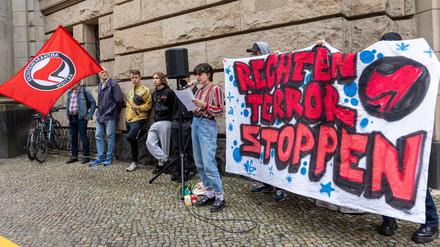 Demonstranten stehen mit einem Banner „Rechten Terror stoppen“ vor dem Gebäude des Kriminalgerichts Moabit. 