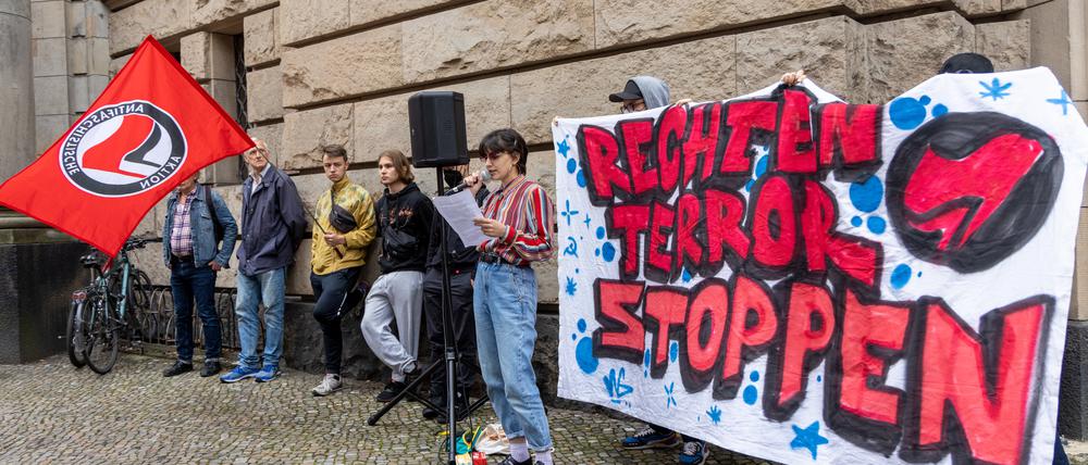 Demonstranten stehen mit einem Banner „Rechten Terror stoppen“ vor dem Gebäude des Kriminalgerichts Moabit.