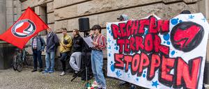 Demonstranten stehen mit einem Banner „Rechten Terror stoppen“ vor dem Gebäude des Kriminalgerichts Moabit. 