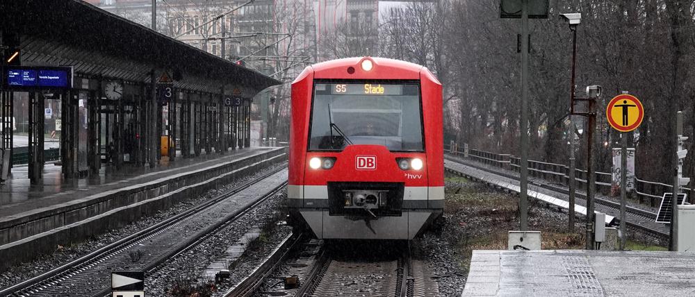Eine S-Bahn fährt in den Bahnhof Dammtor ein.