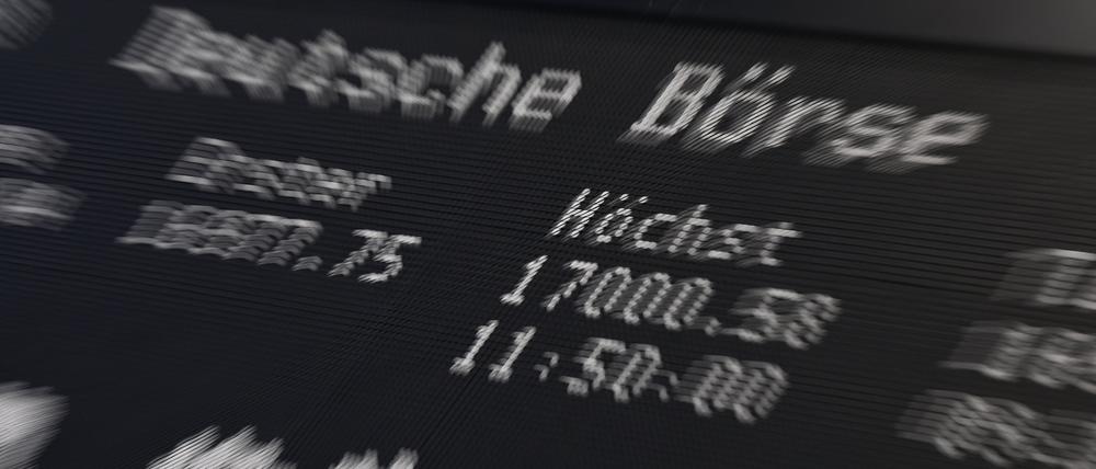 Auf der Anzeigetafel mit der Dax-Kurve ist in der Frankfurter Wertpapierbörse der Tageshöchstwert von 17 000,58 Punkten angezeigt, knapp unter dem bisherigen Allzeithoch von 17 003 Punkten (Aufnahme mit Zoom-Effekt).