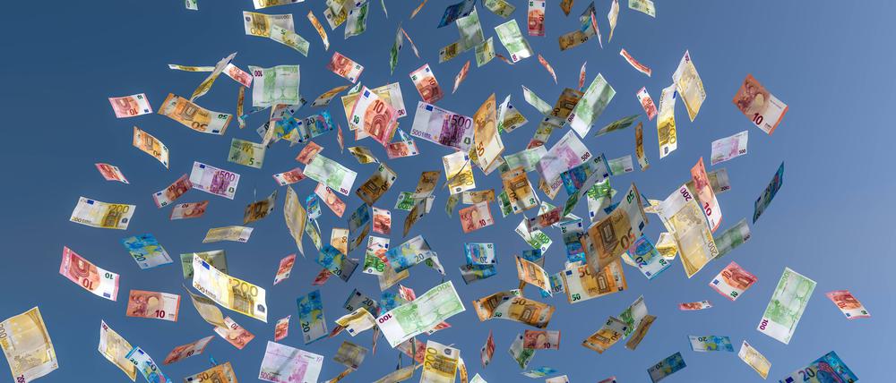 Euroscheine fallen wie ein Geldregen vom Himmel.