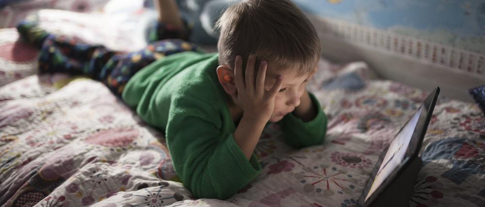 Frankreich will verhindern, dass Kinder unter 13 Jahren Soziale Medien nutzen – um sie zu schützen. Doch wie schädlich sind Tiktok und Co. für die kindliche Entwicklung? Und ist das jetzt wirklich schlimmer als Fernsehen?