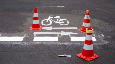 Neue Fahrbahnmarkierungen zur Einrichtung einer Fahrradstraße entlang der Stargarder Straße in Berlin-Prenzlauer Berg. 