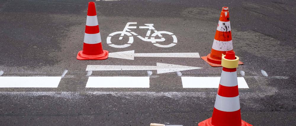 Neue Fahrbahnmarkierungen zur Einrichtung einer Fahrradstraße entlang der Stargarder Straße in Berlin-Prenzlauer Berg.