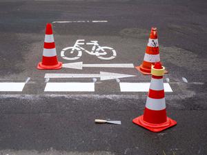 Neue Fahrbahnmarkierungen zur Einrichtung einer Fahrradstraße. 