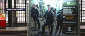 Bundeswehr-Werbung auf dem Fern-Bahnsteig, Friedrichstraße. (Archivbild)