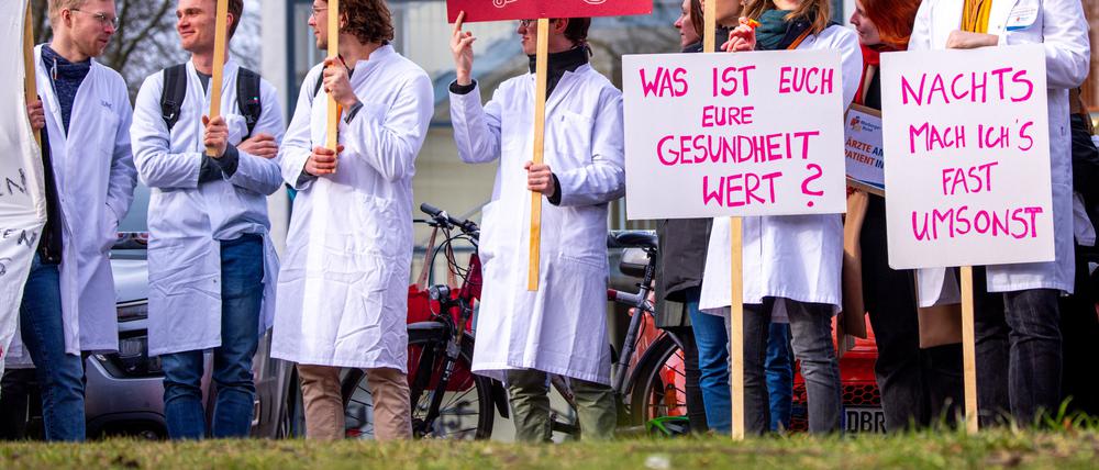 Ärzte der Universitätsmedizin Rostock fordern im Januar 12,5 Prozent mehr Lohn.