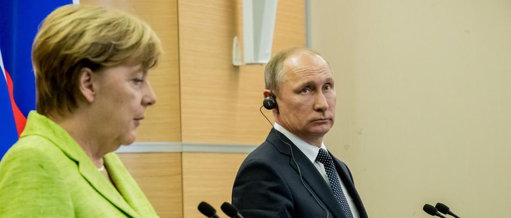 Angela Merkel hat das Thema Menschenrechte in Autokratien häufiger kritisch angesprochen, gegenüber Putin bereits 2007 zum Umgang mit Demonstranten (Archivbild vom 2.5.2017, Sotschi/Russland).