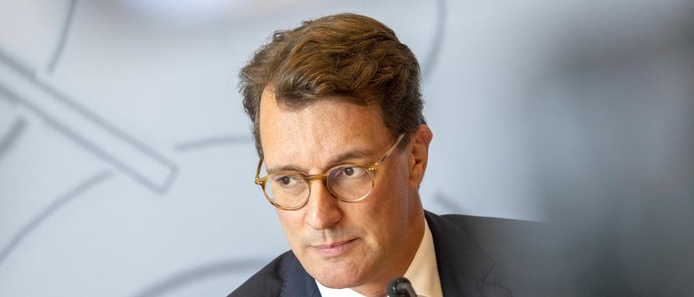 Hendrik Wüst (CDU), Ministerpräsident von Nordrhein-Westfalen, nimmt an einer Landespressekonferenz im Düsseldorfer Landtag teil. Wüst begrüßt am Montag im Münsterland viele ganz junge Karnevalisten. 