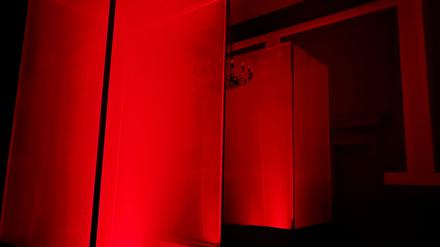 Die Austellung „Dark Rooms Vertical“ zeigt Licht- und Sound-Installationen.