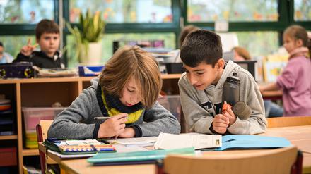 Der Berliner Senat will die sogenannte Brennpunktzulage für Lehrkräfte um ein Schuljahr verlängern.