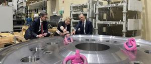 Wirtschaftssenatorin Franziska Giffey schaut sich bei MAN große Bauteile für Kompressoren an.