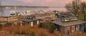 Die Umbauarbeiten für den „Uferpark am Berliner Meer“ haben begonnen: Im Januar bestimmten Bauzäune und Sandberge das Bild an der Dampferanlegestelle am Wannsee.
