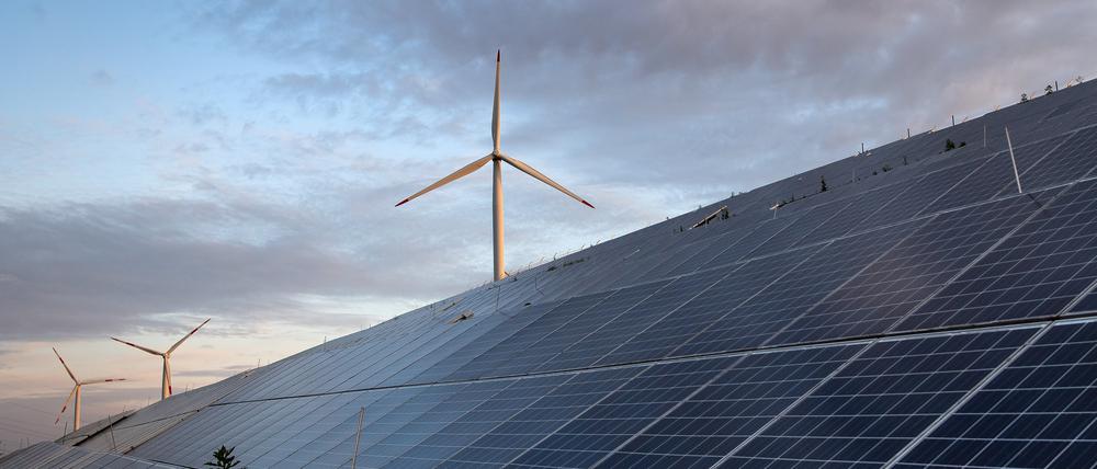 23.05.2022, Bremen: Windkraftanlagen stehen hinter Photovoltaikanlagen auf der Blocklanddeponie. Foto: Sina Schuldt/dpa +++ dpa-Bildfunk +++