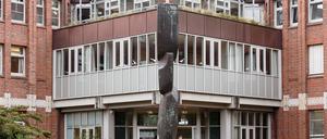 Blick auf den Eingang des Schleswig-Holsteinischen Verwaltungsgerichts und des Oberverwaltungsgerichts in Schleswig. Das Verwaltungsgericht hat bei zwei Müttern Zwangshaft angeordnet, weil ihre Kinder nicht zur Schule gehen.