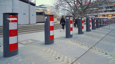 Lkw-Sperren verunstalten den Berliner Breitscheidplatz.