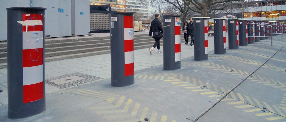 Lkw-Sperren verunstalten den Berliner Breitscheidplatz.