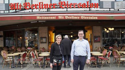 Betriebsleiter Thorsten Brix und die Kellnerin Mina Welly vor dem "Alt Berliner Biersalon" am Kurfürstendamm. Das Restaurant muss vorübergehend ausziehen.