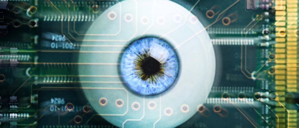 FOTOMONTAGE, Künstliches Auge liegt auf Computerplatine, Symbolfoto künstliche Intelligenz, Deep Learning *** FOTOMONTAGE, Artificial eye lies on computer board, Symbol photo artificial intelligence, Deep Learning