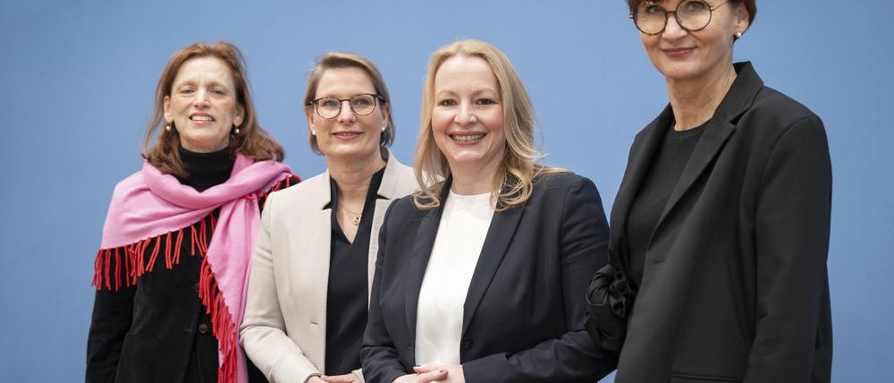 Am Ende Erleichterung: Bundesbildungsministerin Bettina Stark-Watzinger (FDP) mit ihren Länderkolleginnen aus dem Saarland, Christine Streichert-Clivot (SPD), aus Rheinland-Pfalz Stefanie Hubig (SPD) sowie aus Schleswig-Holstein, Karin Prien (CDU, v.r.n.l.).
