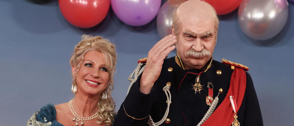 Bayerns Ministerpräsident Markus Söder (CSU) und Karin Baumüller-Söder kommen als Reichskanzler Otto von Bismarck und eine Dame aus der Zeit Bismarcks zur Livesendung des Bayerischen Rundfunks „Fastnacht in Franken“ in den Mainfrankensälen.