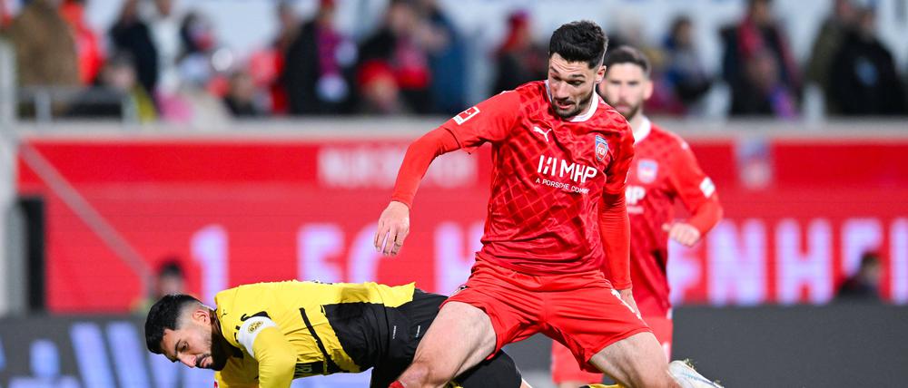 Heidenheims Tim Kleindienst (re.) hatte den Siegtreffer gegen Borussia Dortmund auf dem Fuß und vergab.