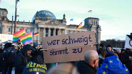 Laut gegen rechts: Bereits vor zwei Wochen hatte es auf der Wiese vor dem Reichstag eine Großdemo gegeben.
