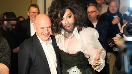 QVC-Modepapst Harald Glööckler durfte bei seiner Fashion Show auch Kai Wegner begrüßen.