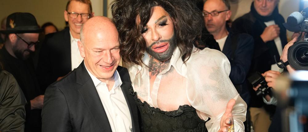 QVC-Modepapst Harald Glööckler durfte bei seiner Fashion Show auch Kai Wegner begrüßen.
